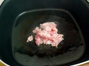 锅中下猪肉煸香