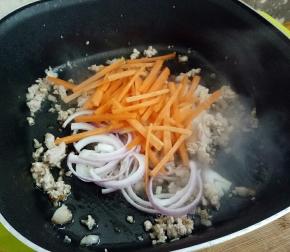 加入洋葱和胡萝卜炒匀，再下青椒。