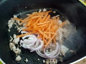 加入洋葱和胡萝卜炒匀，再下青椒。
