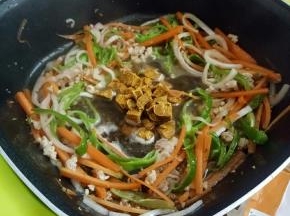 推至一边，加入少许的热水，下咖喱小火炒化。