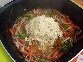 下提前泡开的方便面(先用开水泡开，捞出来)。