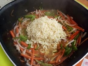 下提前泡开的方便面(先用开水泡开，捞出来)。