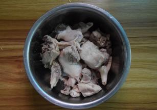 鸡块和瘦肉洗净焯水捞出