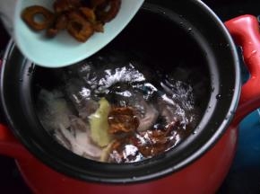 鸡块、瘦肉、山楂和姜片一起下锅，加水约1800ml