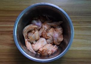 鸡翅加入烤肉汁、蚝油、料酒、黑胡椒粉和盐，轻轻抓匀冷藏腌制1-2小时