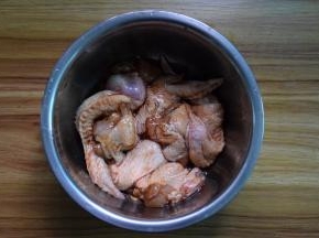 鸡翅加入烤肉汁、蚝油、料酒、黑胡椒粉和盐，轻轻抓匀冷藏腌制1-2小时