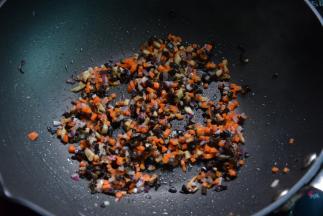 锅内加油烧热，先煸炒一下香菇和木耳，再加洋葱和胡萝卜煸炒