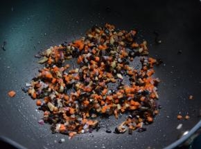 锅内加油烧热，先煸炒一下香菇和木耳，再加洋葱和胡萝卜煸炒