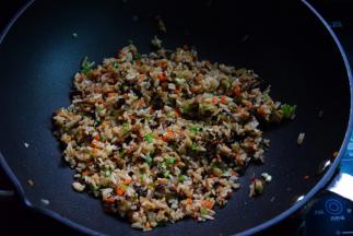 加入米饭炒散，调入盐和酱油，再加葱末炒匀