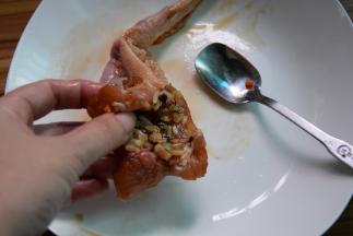 用小汤匙，把炒饭塞进鸡翅，再用手或筷子把饭塞进去一点，当然你也可以用别的方便的办法