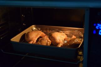 烤箱烤肉键上下火200度预热10分钟，把鸡翅包饭放入先烤15分钟