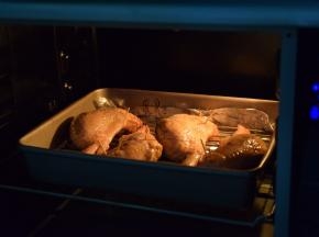 烤箱烤肉键上下火200度预热10分钟，把鸡翅包饭放入先烤15分钟