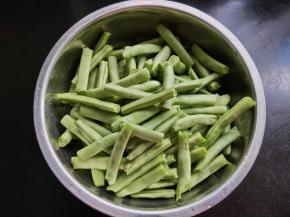 四季豆去两端，择成小段，洗净备用。