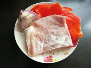 准备好五花肉，洋葱，红椒。