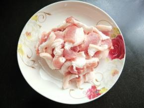 五花肉切薄片备用。