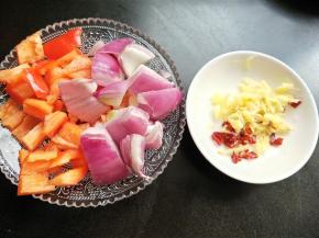 洋葱，辣椒切块，生姜切丝，干辣椒切碎。