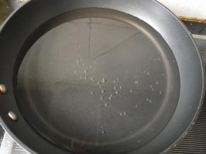 锅内放清水，放几滴食用油。