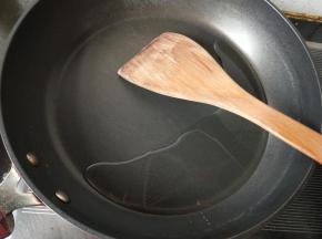 锅内放油。