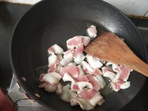 倒入五花肉，煸出油。