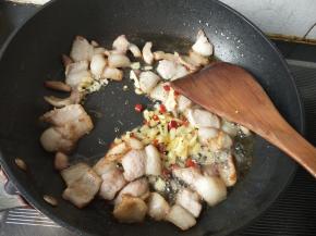 放入生姜，辣椒，爆香。