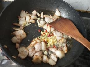 放入生姜，辣椒，爆香。