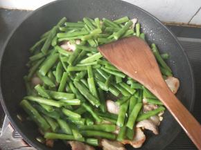 倒入四季豆，翻炒。
