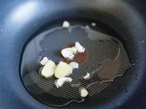 起油锅，加入切好的蒜，姜煸炒。