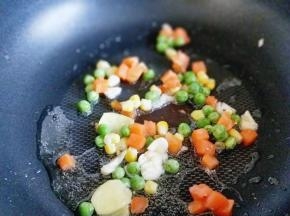 加入胡萝卜丁，玉米粒，豌豆煸炒。
