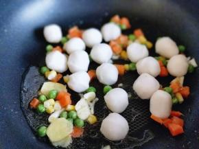 再加入鱼丸。