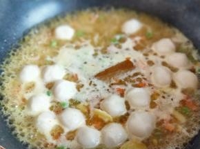 大火烧开，转中小火，至咖喱融化。