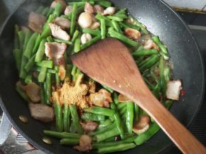 放入五香粉，翻炒。