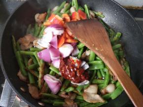 放入洋葱，红椒，一勺豆瓣酱，翻炒。