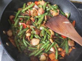 四季豆煸熟了，浓郁的香味四溢，放鸡精，可以出锅啦！