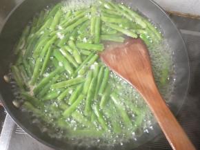 四季豆七成熟捞出过冷水浸泡一下。