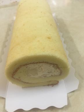 出炉放凉，加入打发好的淡奶油（170g左右）和水果，卷起来放冰箱冷藏一小时定型，我这是反卷