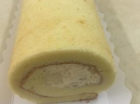 出炉放凉，加入打发好的淡奶油（170g左右）和水果，卷起来放冰箱冷藏一小时定型，我这是反卷