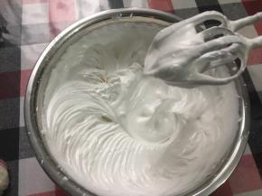 打发至湿性状态，提前打蛋器有大弯钩，湿性接近干性的状态最好