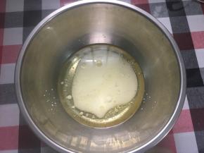 玉米油与牛奶混合，放微波炉叮上3分钟左右，让液体温度约60度左右……