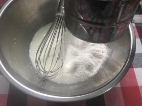 筛入低筋面粉，这是后蛋烫面法，这样蛋糕卷的口感会更细腻