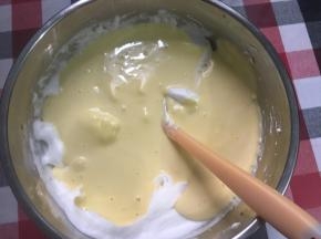 蛋白与蛋黄糊混合，用切拌和翻拌手法