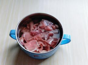 牛肉切片，我买的时候请店家帮忙切的。不要太厚。