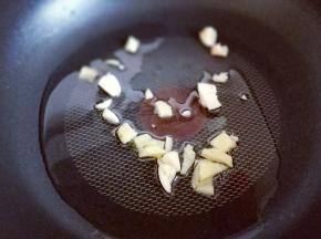 加入切好的姜蒜炒香。