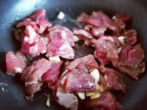 加入牛肉片。