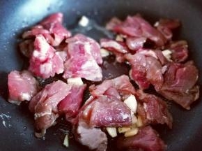 加入牛肉片。