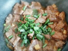 2-3分钟即可。不要炒太久，那样牛肉会老，发柴。