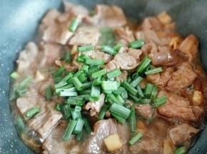 2-3分钟即可。不要炒太久，那样牛肉会老，发柴。