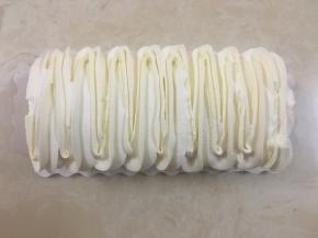 剩下的淡奶油，用6齿裱花嘴，装饰表面