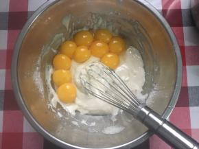 加入蛋黄，继续Z型或一字型搅拌均匀（我图片是2个金盘的分量，所以蛋黄是10个）