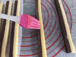 在条状面条的切面涮一层薄薄的蛋液