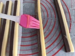 在条状面条的切面涮一层薄薄的蛋液